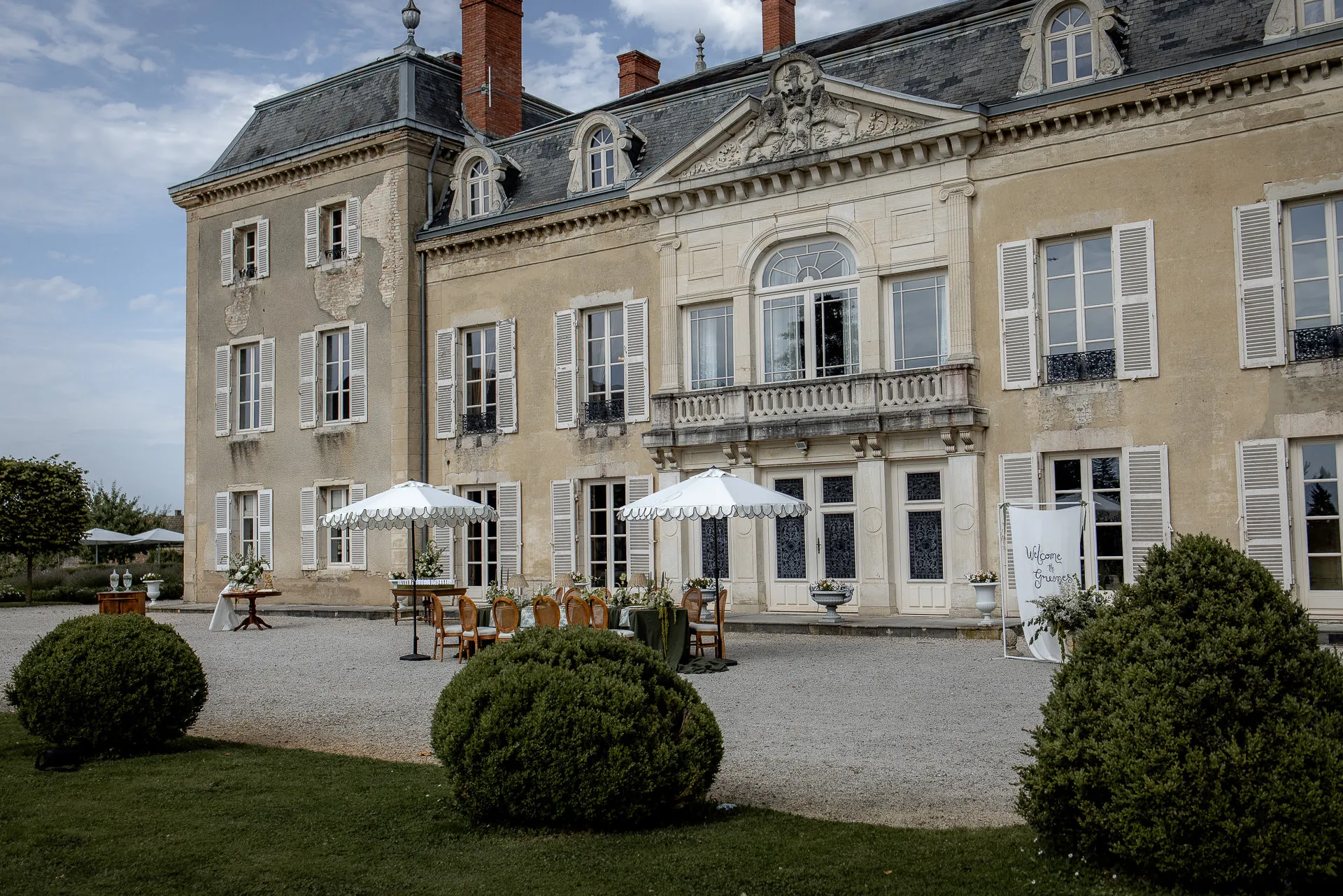 Außenansicht des Chateau de Varennes mit Hochzeitsempfang im Innenhof und eleganter französischer Architektur
